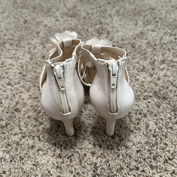 Elegant Cream Floral Women's Sandals - Picture 3 of 10